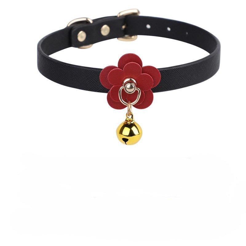 de-zwarte-vegan-collar-met-rode-bloem-en-vergulden-accenten-kan-je-zowel-gebruiken-als-dagelijkse-collar-maar-kan-ook-als-speelcollar-1