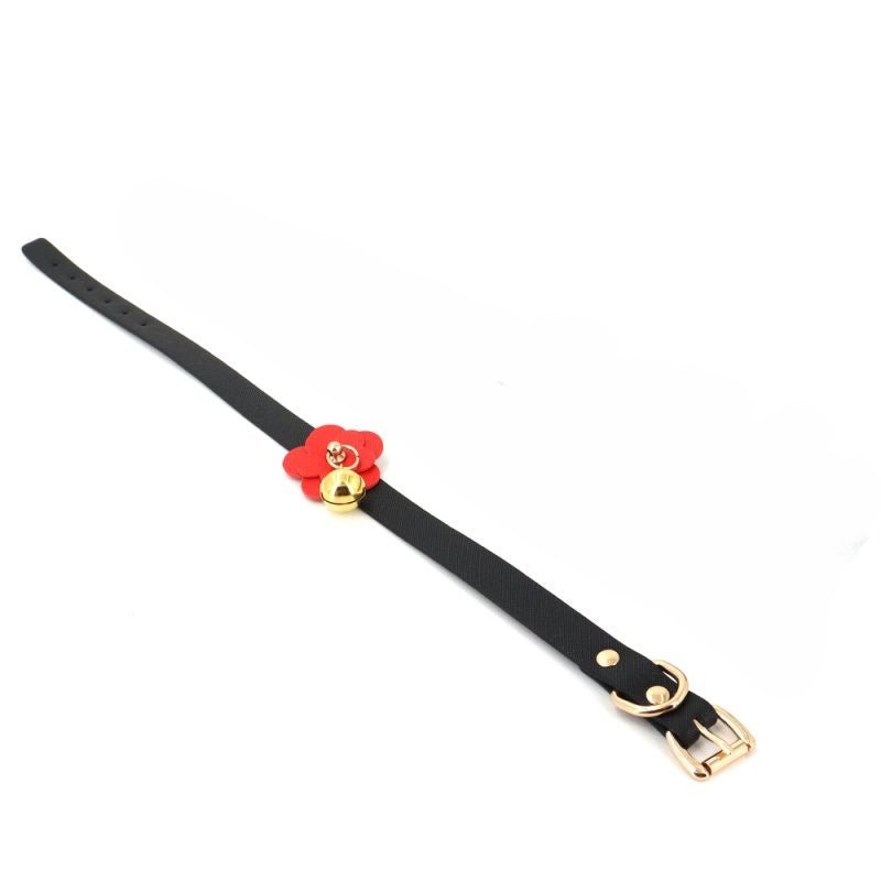 de-zwarte-vegan-collar-met-rode-bloem-en-vergulden-accenten-kan-je-zowel-gebruiken-als-dagelijkse-collar-maar-kan-ook-als-speelcollar-2