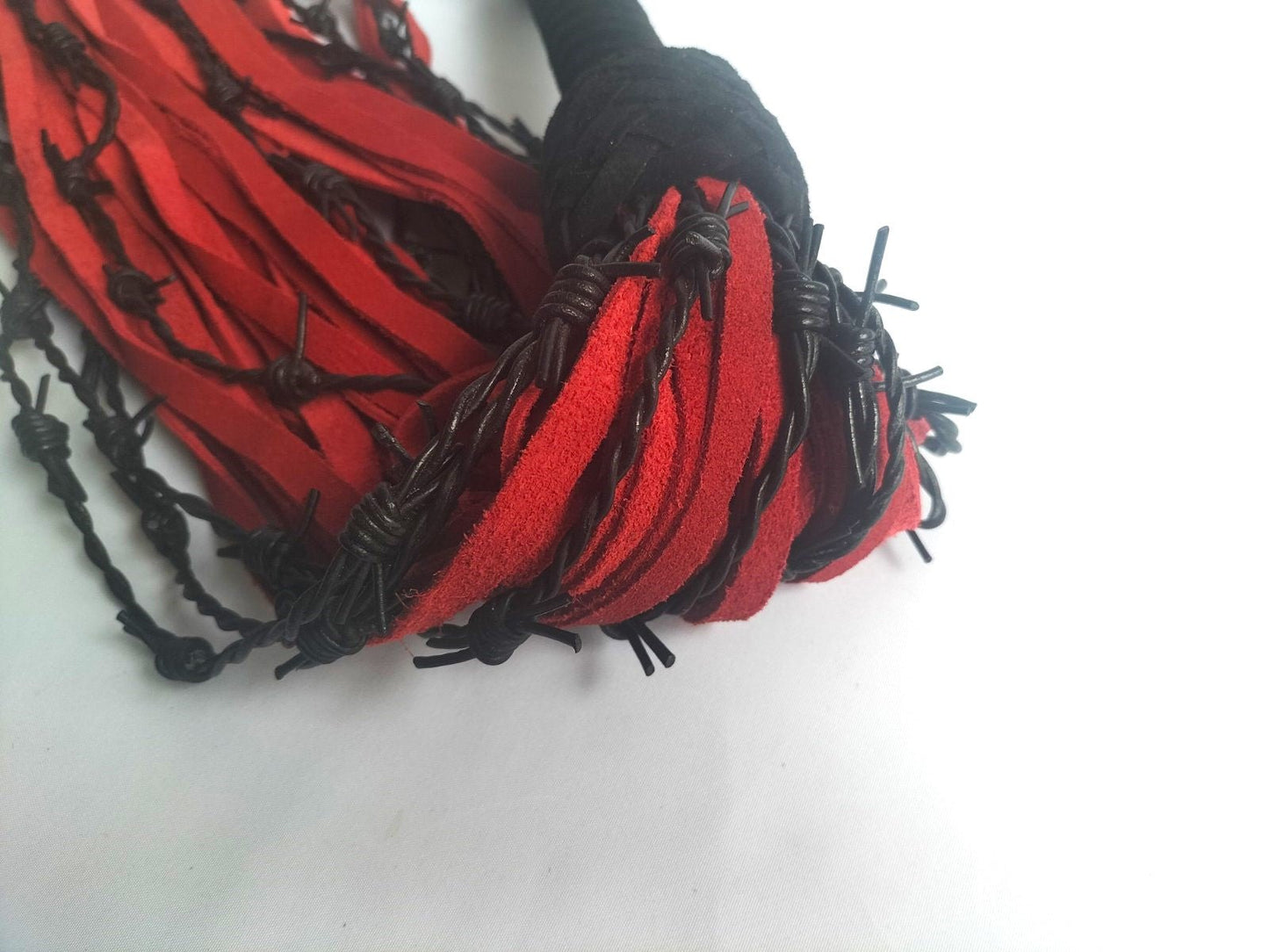Zwart/rode prikkeldraad flogger - SM - speeltjes