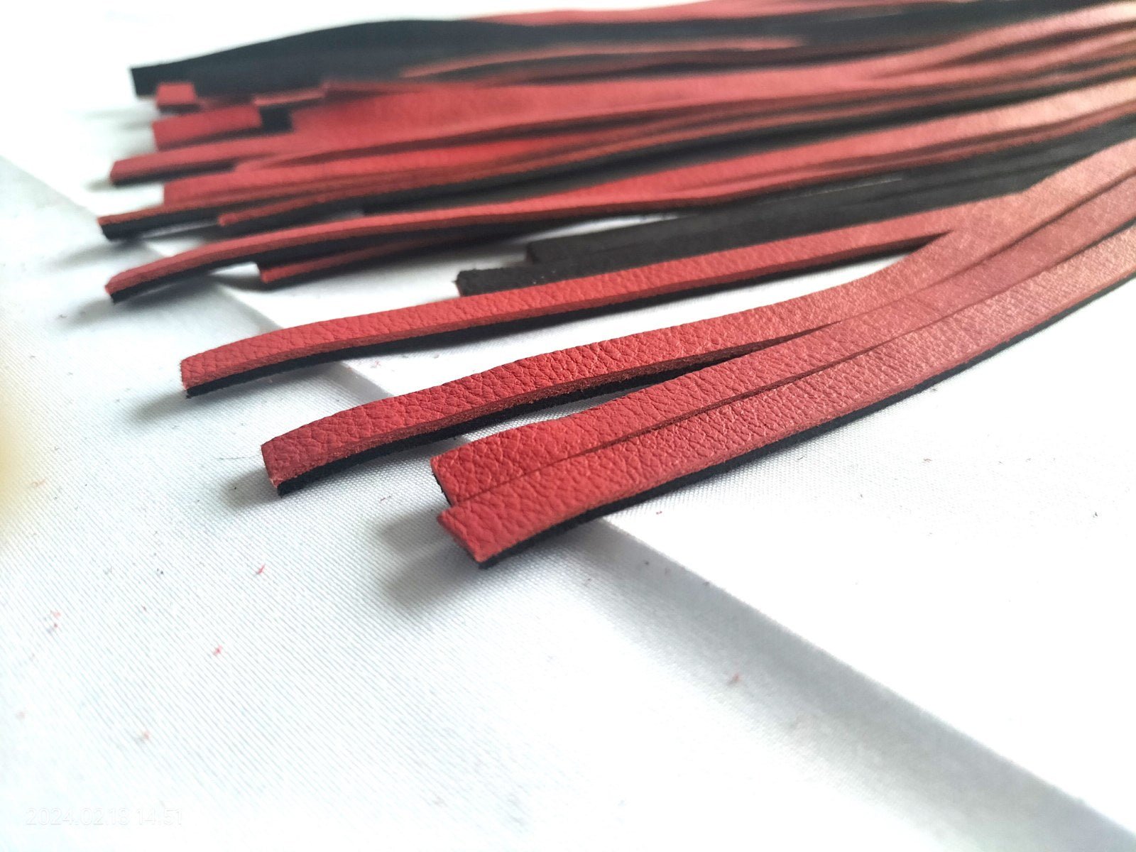 Zwart/rood lederen flogger - SM - speeltjes
