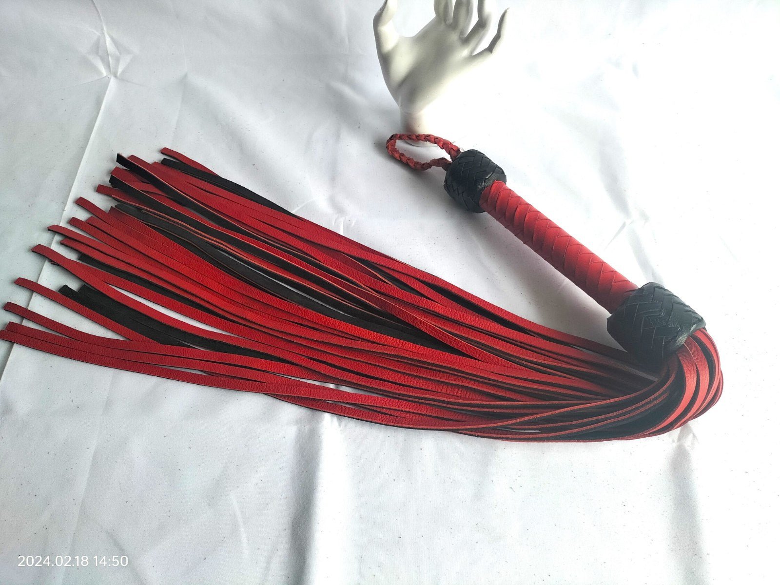 Zwart/rood lederen flogger - SM - speeltjes