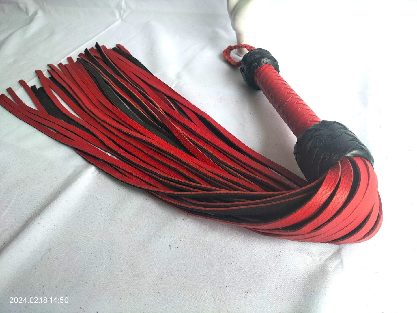 Zwart/rood lederen flogger - SM - speeltjes
