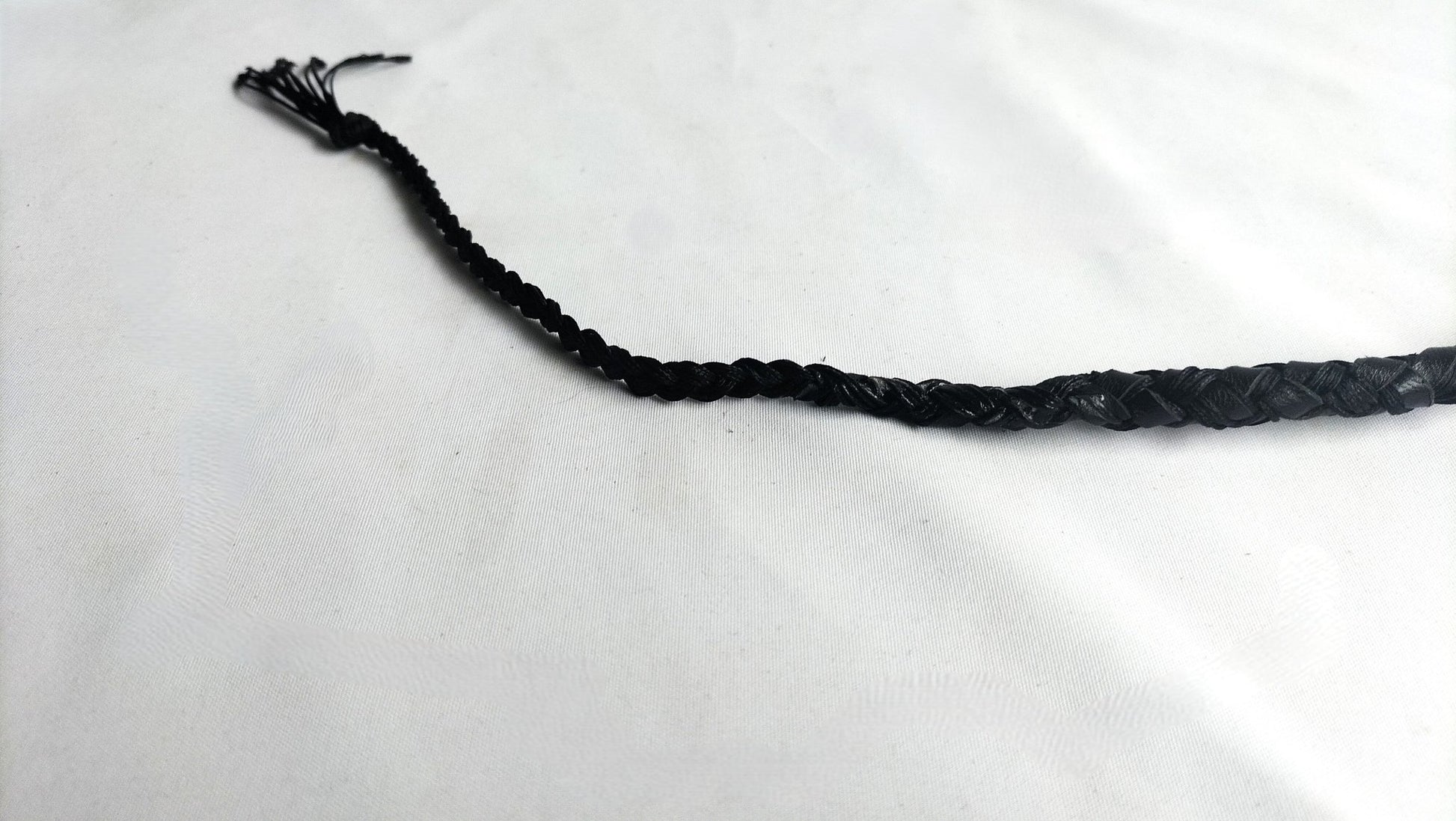 deze-120cm-lange-snakewhip-of-zweep-in-devolksmond-is-verzwaard-met-loden-balletjes-en-gemaakt-van-rood-en-zwart-leer-een-heel-erg-leuke-zweep-tegen-een-zeer-democratsche-prijs-3