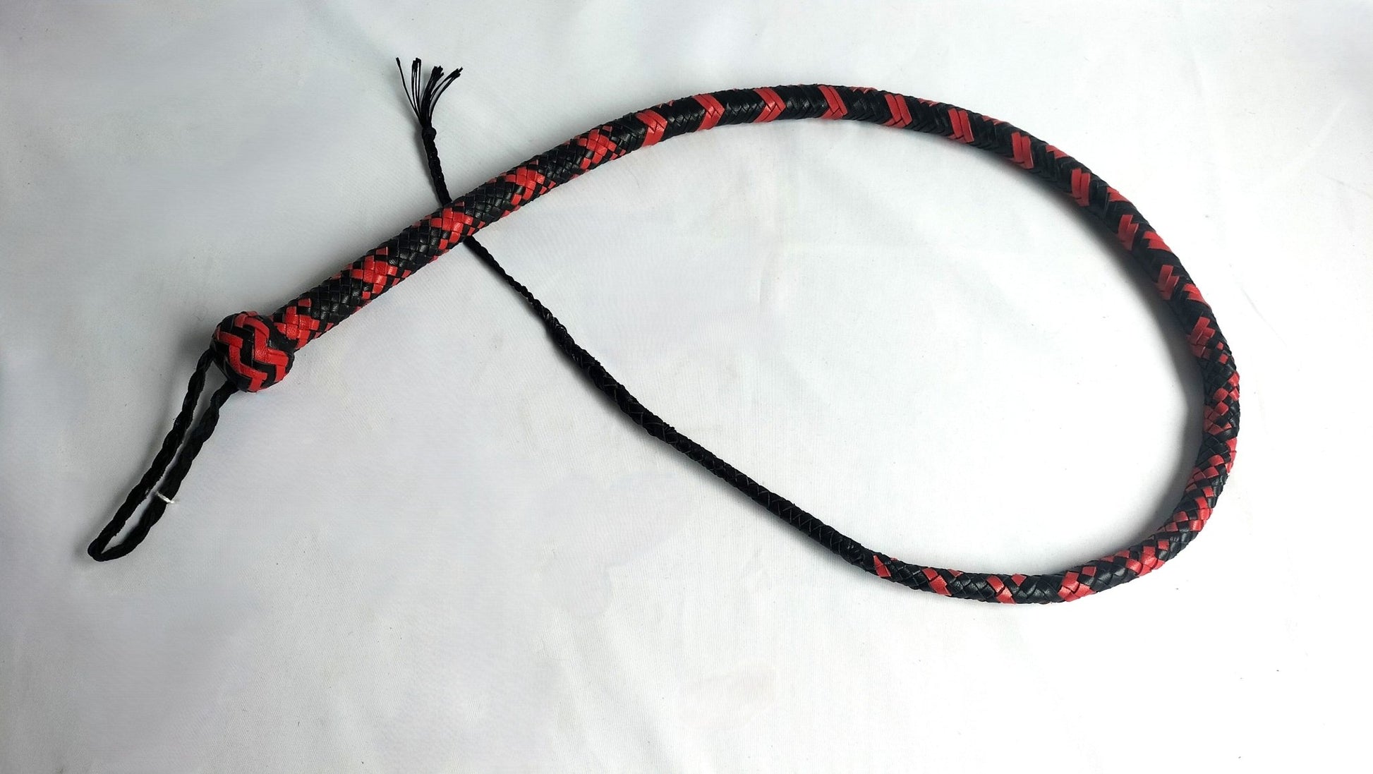deze-120cm-lange-snakewhip-of-zweep-in-devolksmond-is-verzwaard-met-loden-balletjes-en-gemaakt-van-rood-en-zwart-leer-een-heel-erg-leuke-zweep-tegen-een-zeer-democratsche-prijs-1