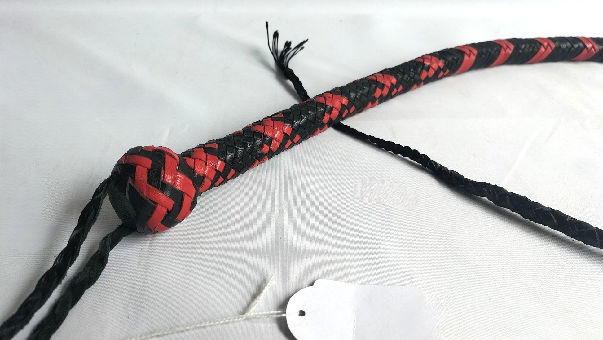 deze-120cm-lange-snakewhip-of-zweep-in-devolksmond-is-verzwaard-met-loden-balletjes-en-gemaakt-van-rood-en-zwart-leer-een-heel-erg-leuke-zweep-tegen-een-zeer-democratsche-prijs-2