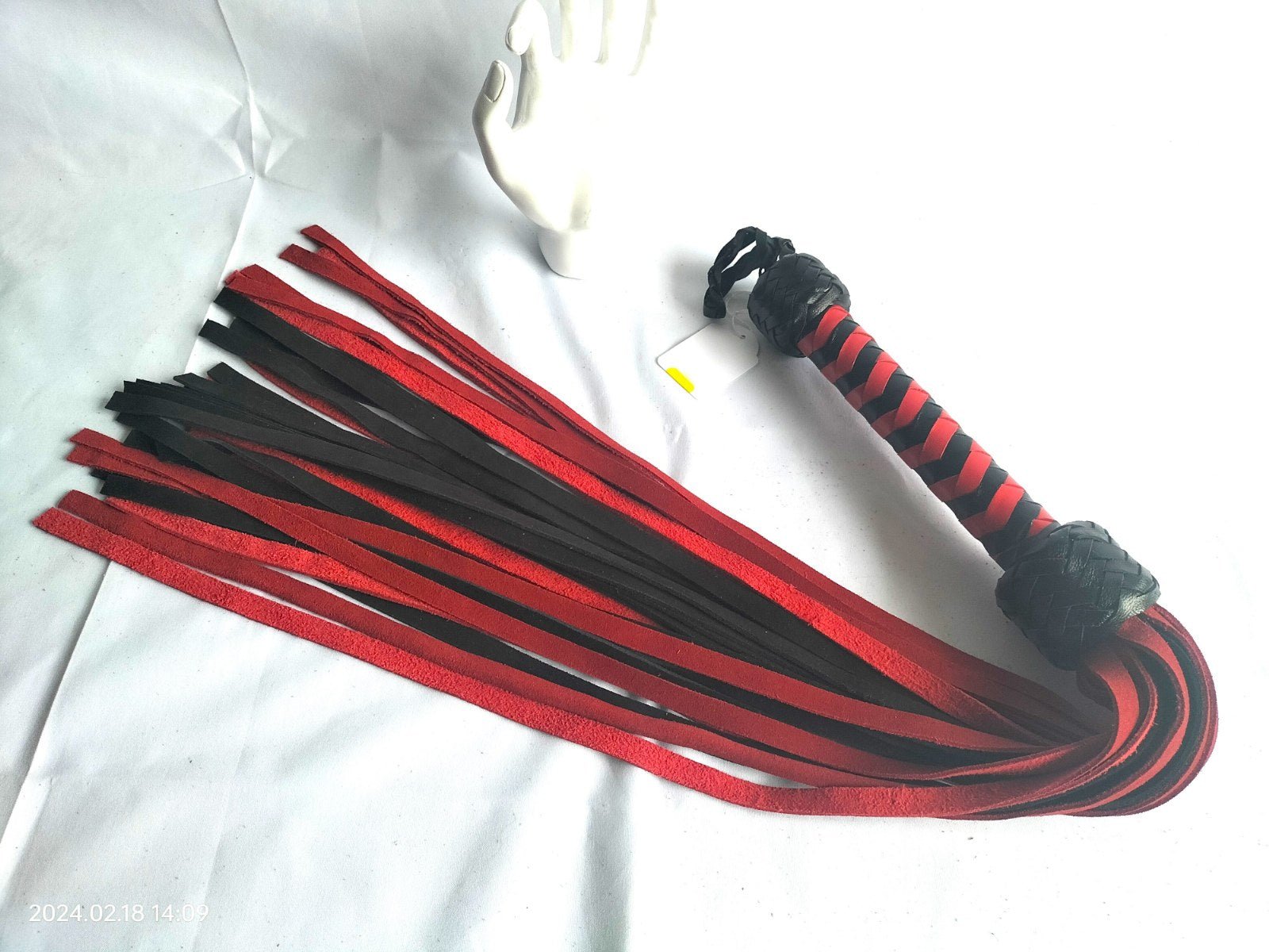 deze-rood-zwart-suede-zweep-of-ook-wel-flogger-genoemd-is-een-zeer-kwalitatieve-aankoop-zowel-voor-beginnende-als-gevorderde-bdsm-beoefenaars-een-leuke-bdsm-toy-dus-3