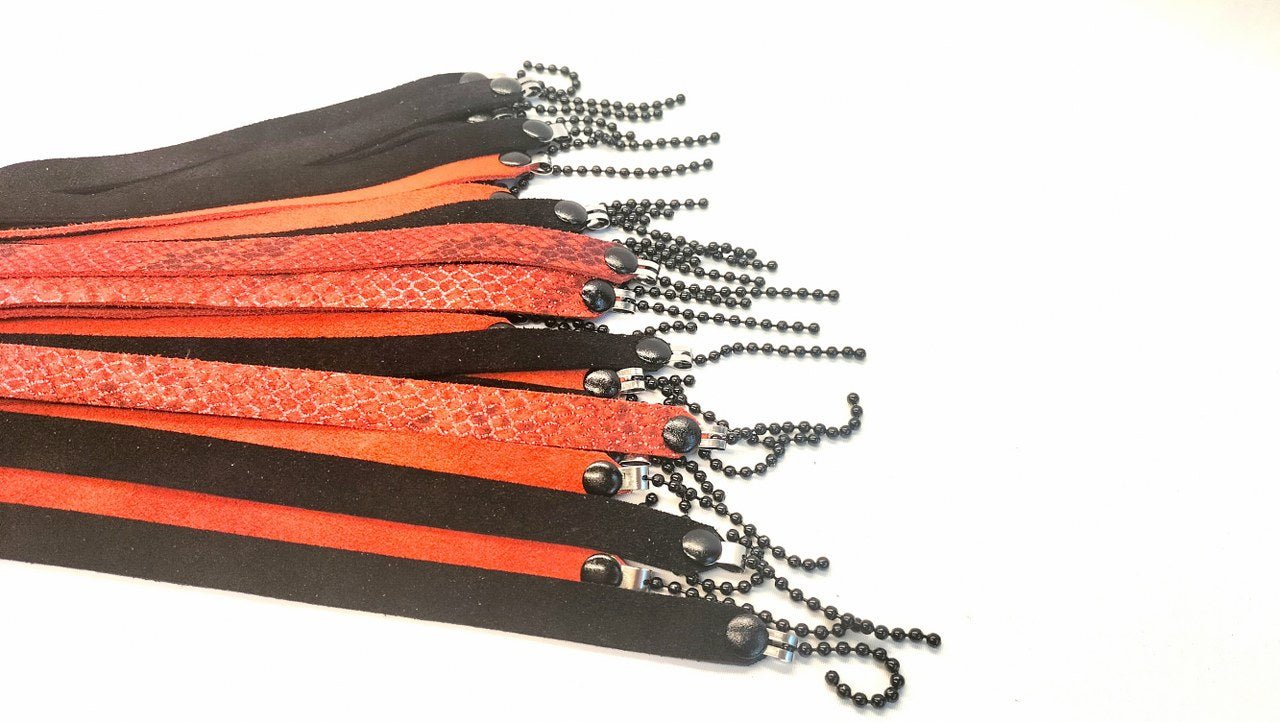 Zwart/Rood Suéde Flogger met Chainballs - Handgemaakte Leren Flogger - BDSM - SM - speeltjes