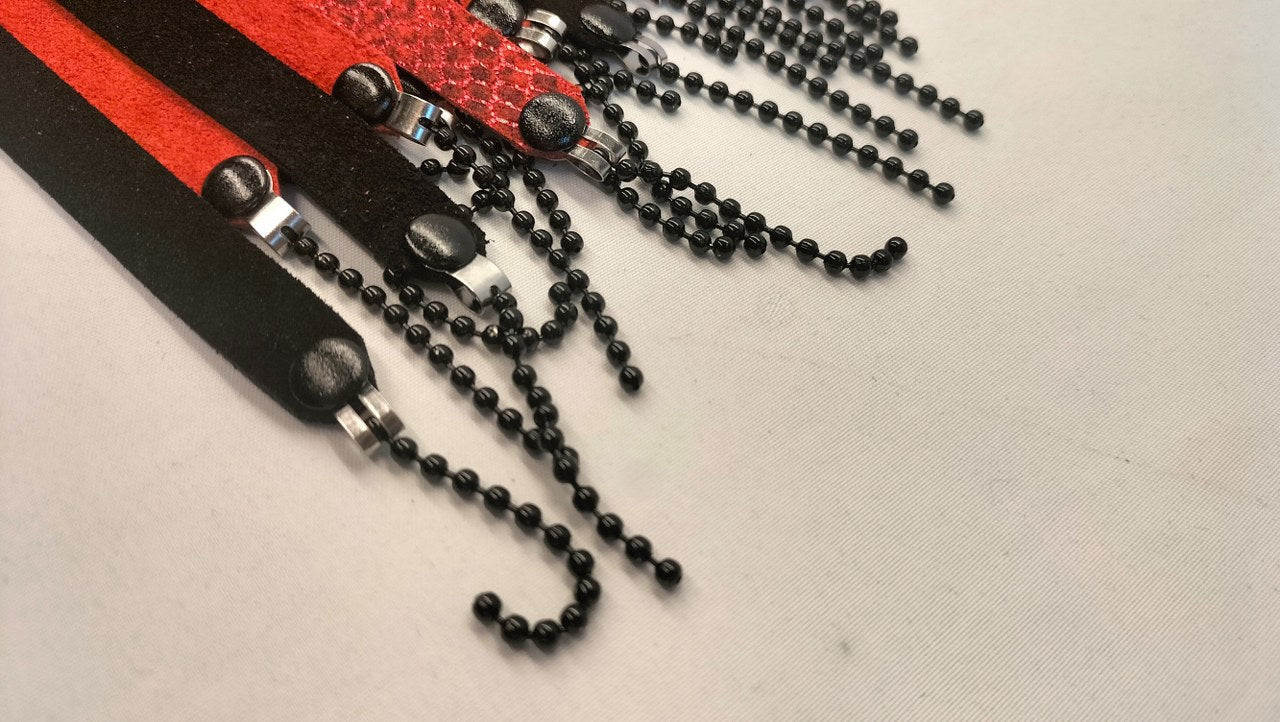 Zwart/Rood Suéde Flogger met Chainballs - Handgemaakte Leren Flogger - BDSM - SM - speeltjes