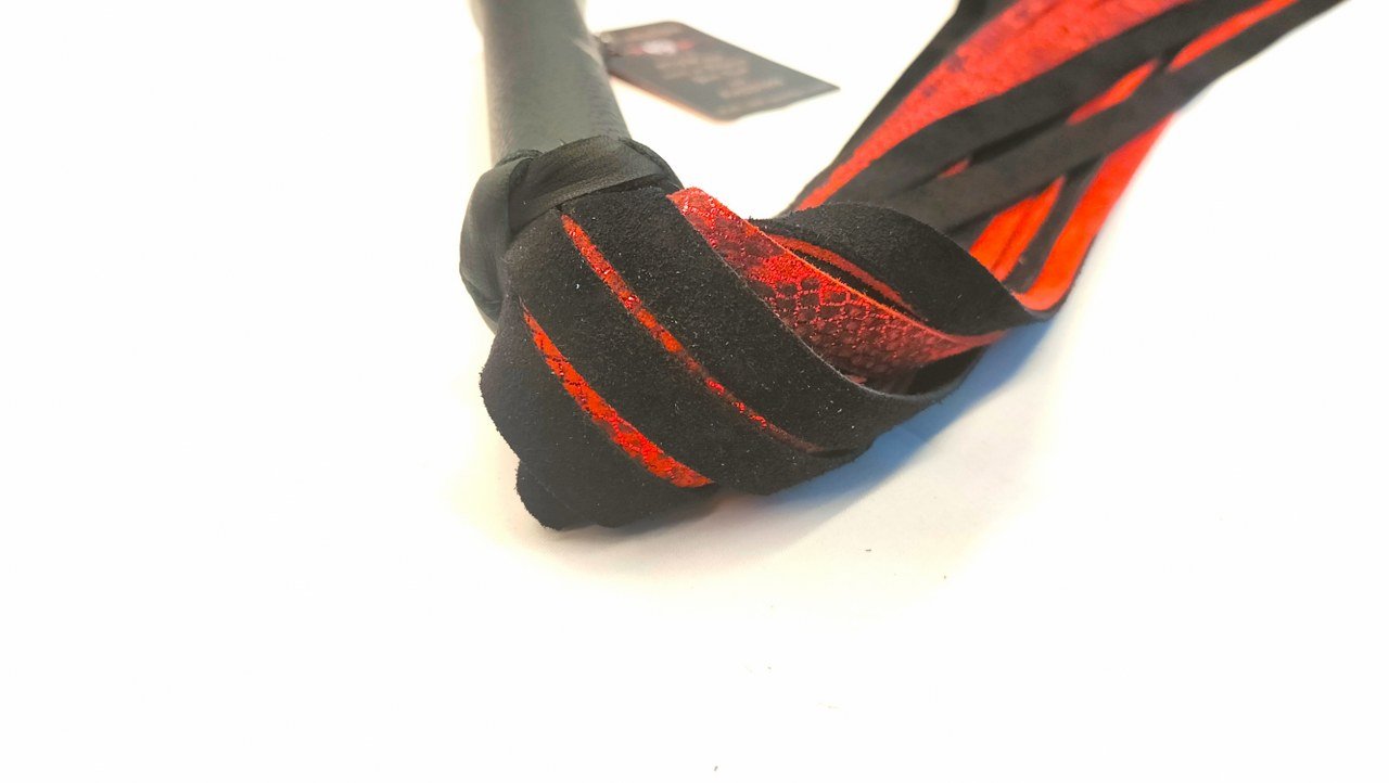 Zwart/Rood Suéde Flogger met Chainballs - Handgemaakte Leren Flogger - BDSM - SM - speeltjes