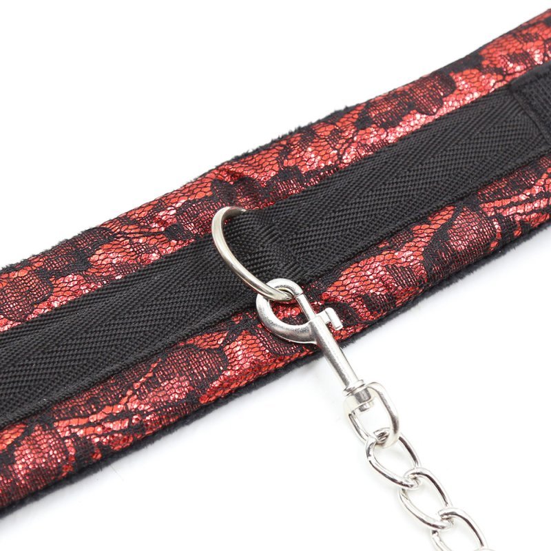 deze-fluweelzachte-rode-vegan-collar-al-dan-niet-voorzien-van-bijpassende-leiband-sluit-af-door-middel-van-klittenband-hij-is-enkel-aan-de-voorzijde-voorzien-van-een-d-ring-3