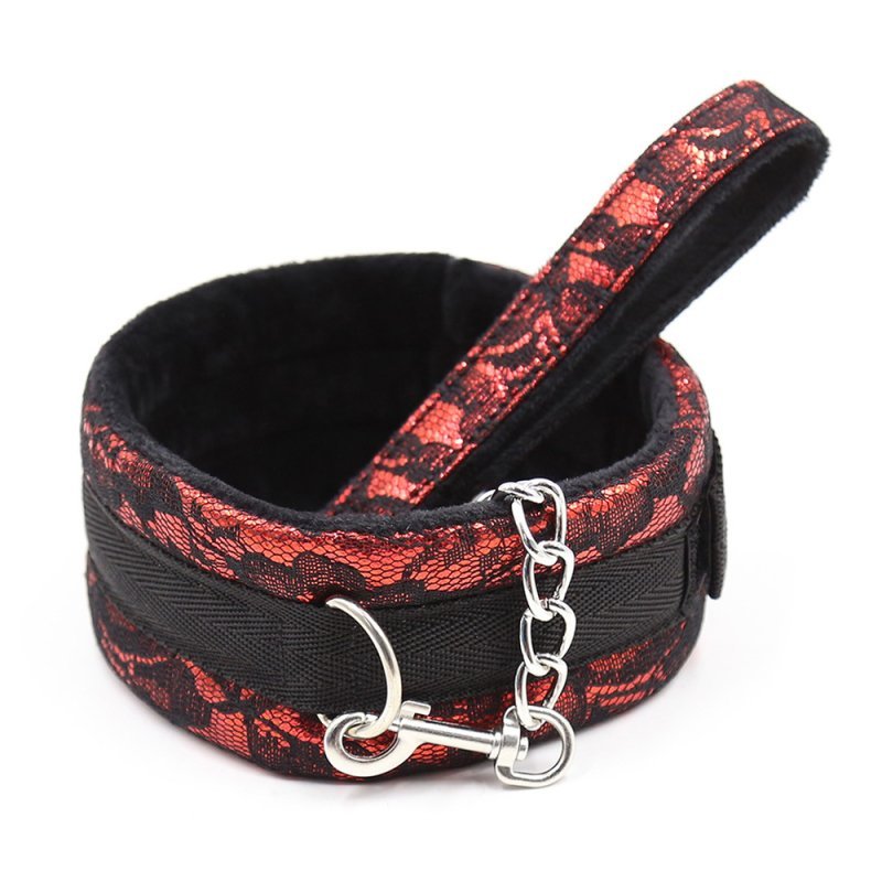 deze-fluweelzachte-rode-vegan-collar-al-dan-niet-voorzien-van-bijpassende-leiband-sluit-af-door-middel-van-klittenband-hij-is-enkel-aan-de-voorzijde-voorzien-van-een-d-ring-2