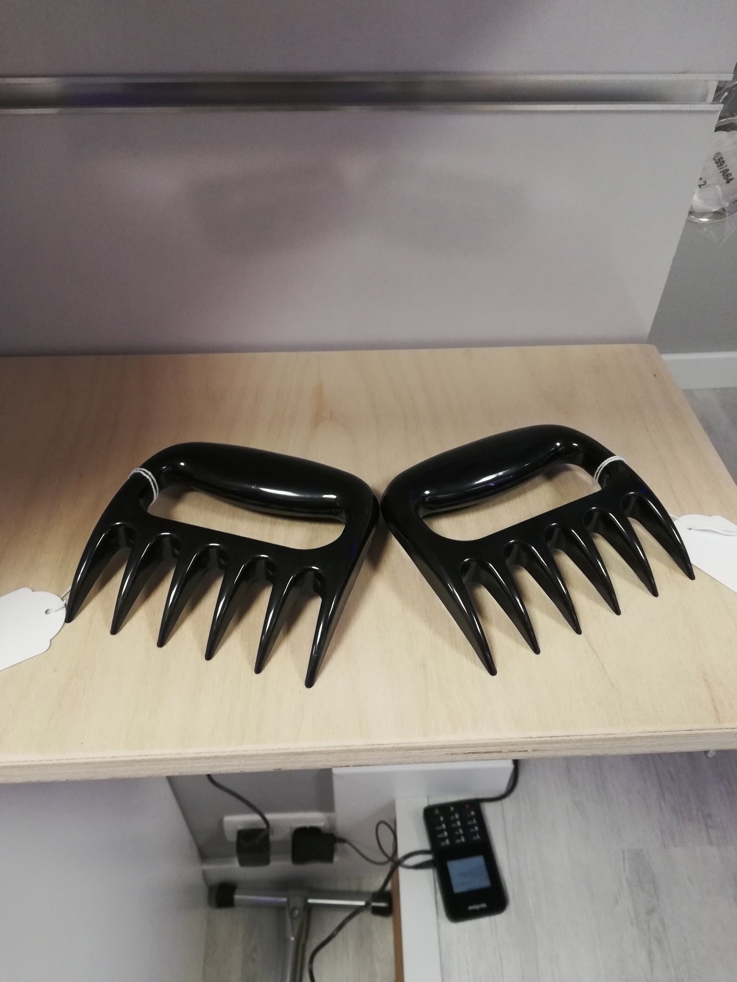 met-deze-set-bear-claws-kan-je-scratch-play-doen-maar-ook-eventueel-gewoon-een-beetje-tegen-dehuid-duwen-met-één-of-meerdere-van-de-klauwen-in-elk-geval-plezier-verzekerd-1