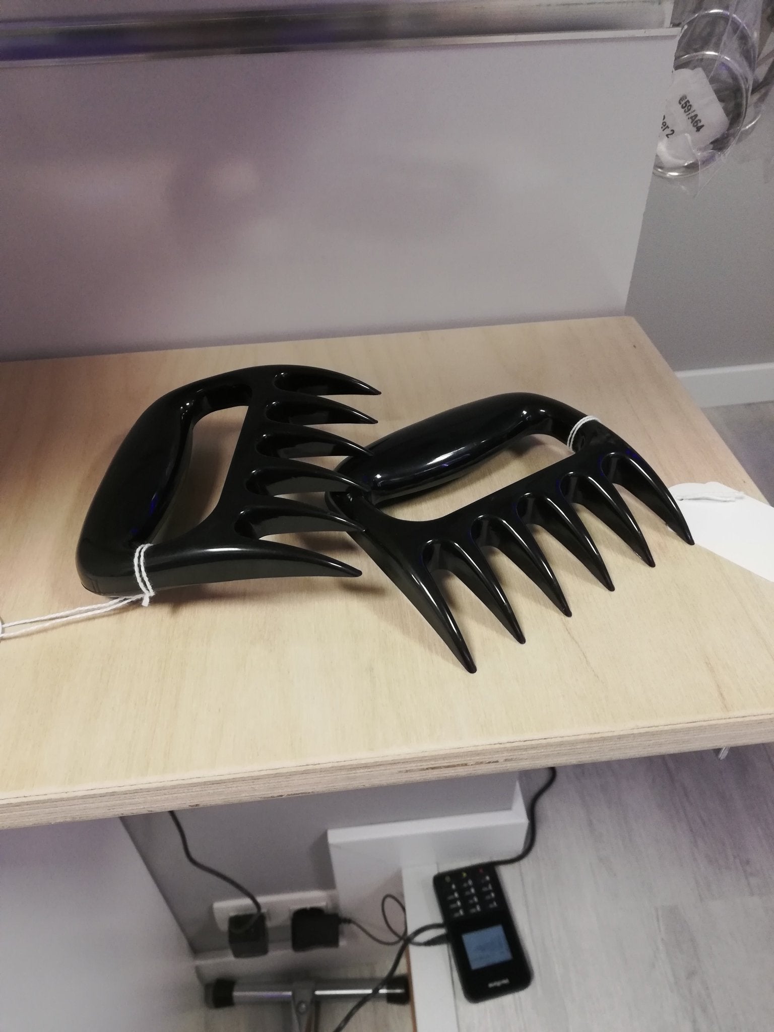 met-deze-set-bear-claws-kan-je-scratch-play-doen-maar-ook-eventueel-gewoon-een-beetje-tegen-dehuid-duwen-met-één-of-meerdere-van-de-klauwen-in-elk-geval-plezier-verzekerd-2