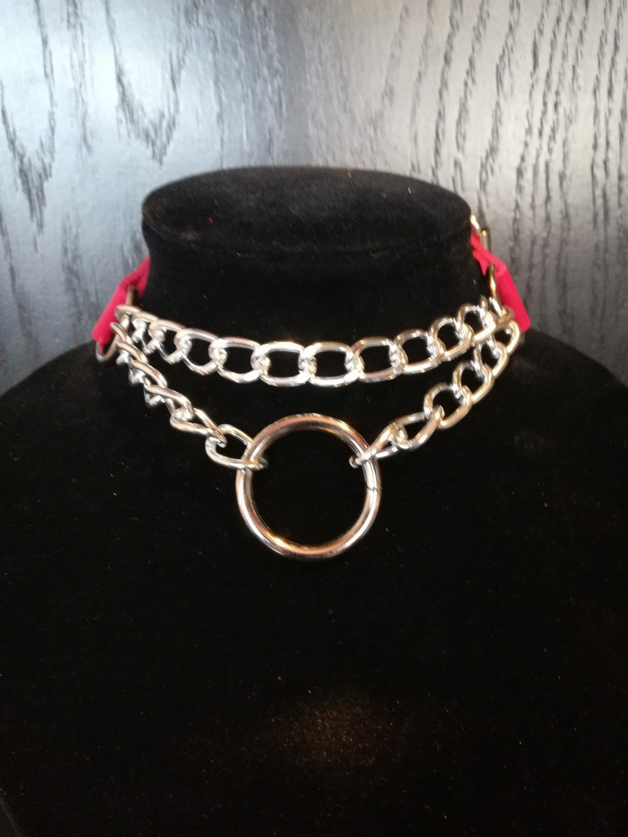 Collier rouge avec chaîne et anneau