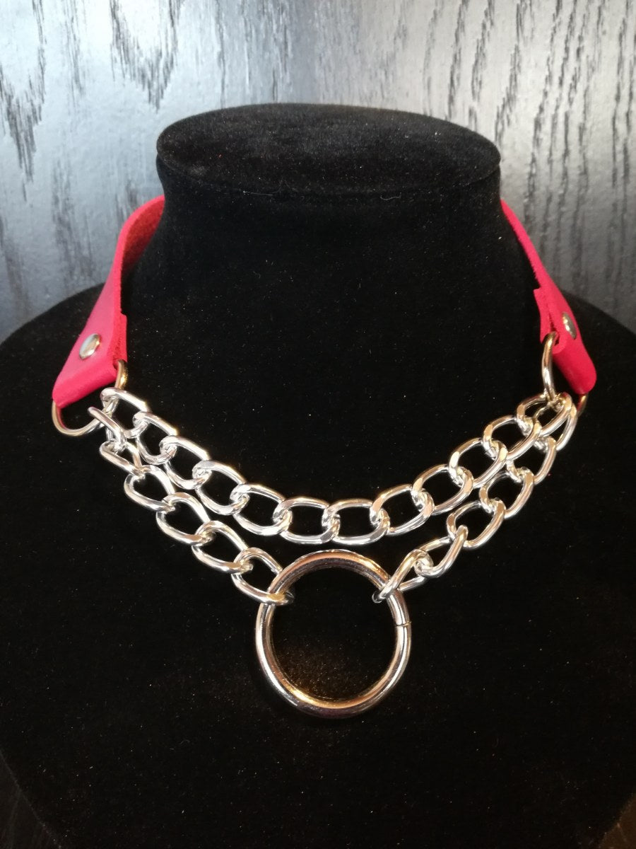 Collier rouge avec chaîne et anneau