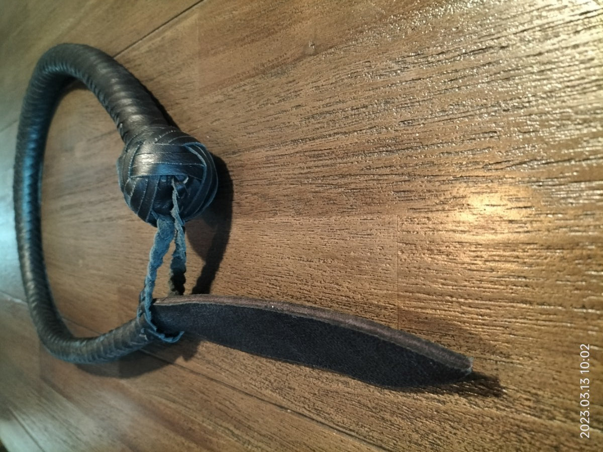 Snake whip met grote flap aan het einde (zwart)