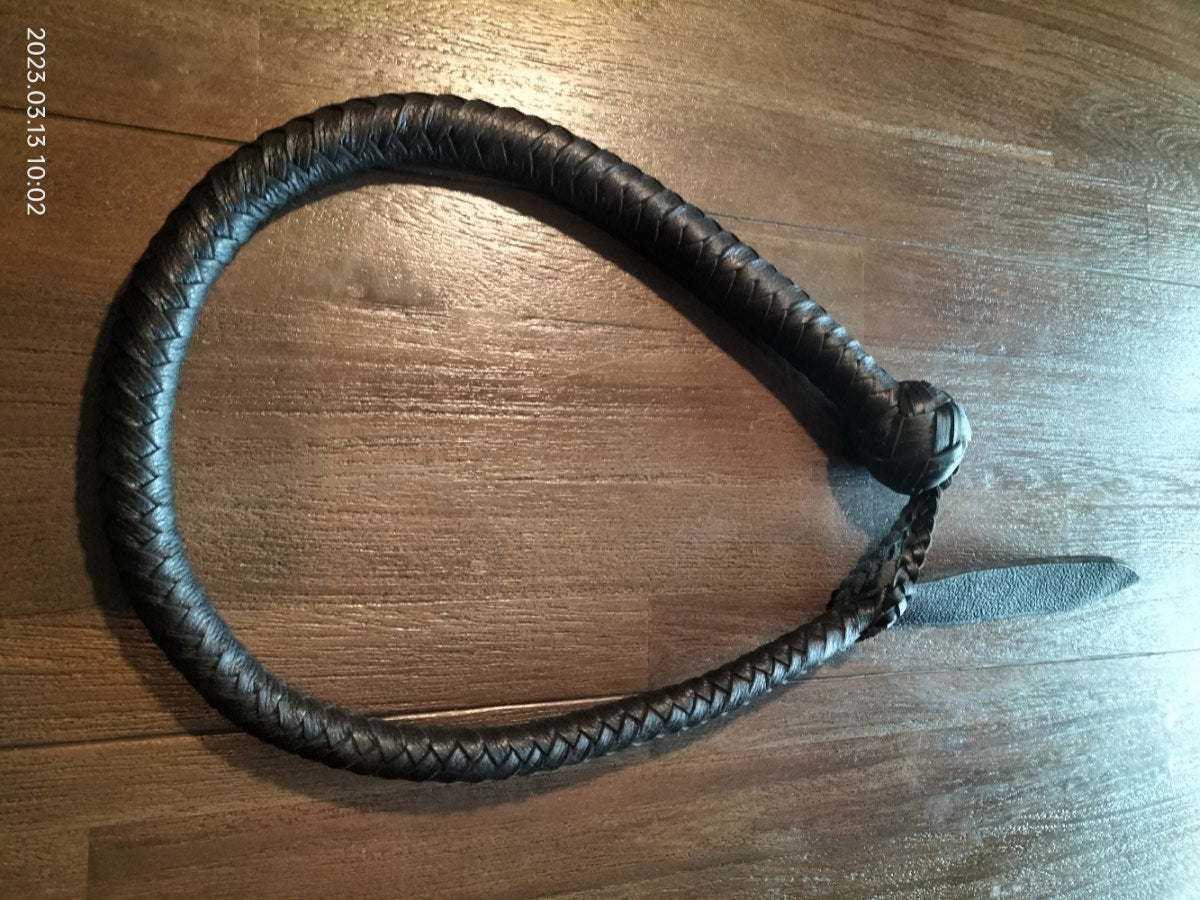 Snake whip met grote flap aan het einde (zwart)