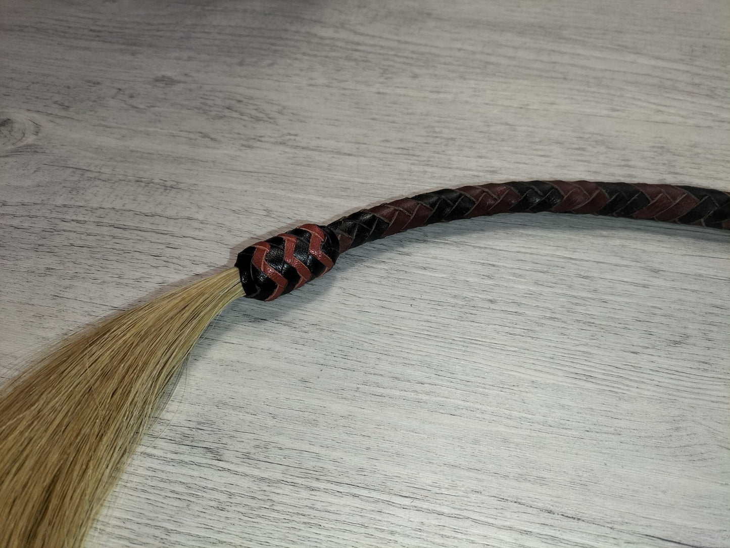 Fouet serpent noir/rouge avec poils de vache blonds