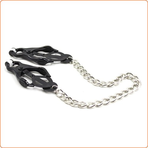 deze-japanse-clover-clamps-of-in-de-vlaamse-mond-tepelklemmen-genoem-zijn-een-venijnig-set-bdsm-toys-die-niet-mogen-ontbreken-in-je-collectie-klemmen-dankzijde-ketting-die-beiden-verbind-ben-je-nu-ook-nog-on-de-mogelijkheid-om-er-andere-zaken-aan-te-hangen-laat-je-verbeelding-de-vrije-loop-1