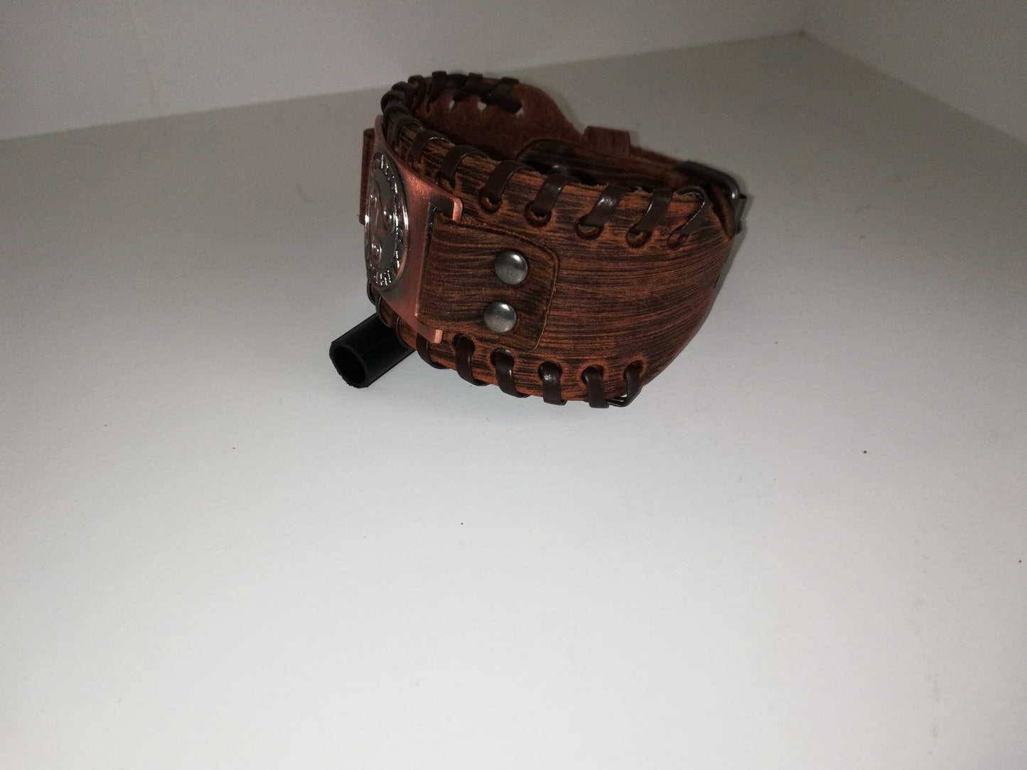 Bruin lederen armband met bronskleurig BDSM logo - SM - speeltjes