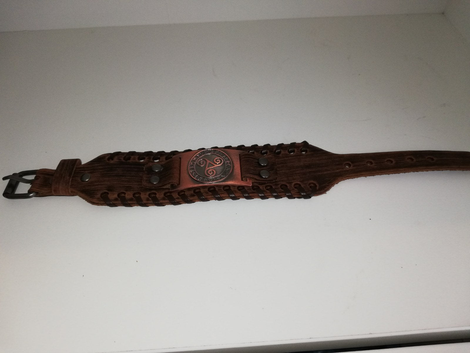 Bruin lederen armband met bronskleurig BDSM logo - SM - speeltjes