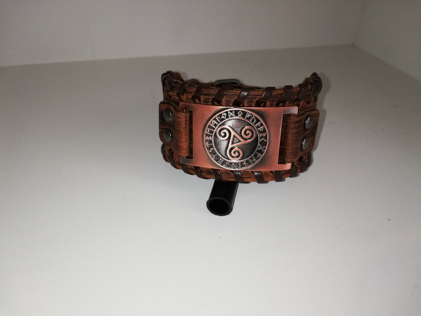 Bruin lederen armband met bronskleurig BDSM logo - SM - speeltjes