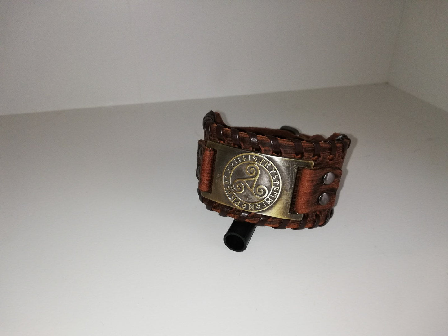 Bruin lederen armband met goudkleurig BDSM logo - SM - speeltjes