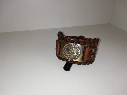 Bruin lederen armband met goudkleurig BDSM logo - SM - speeltjes