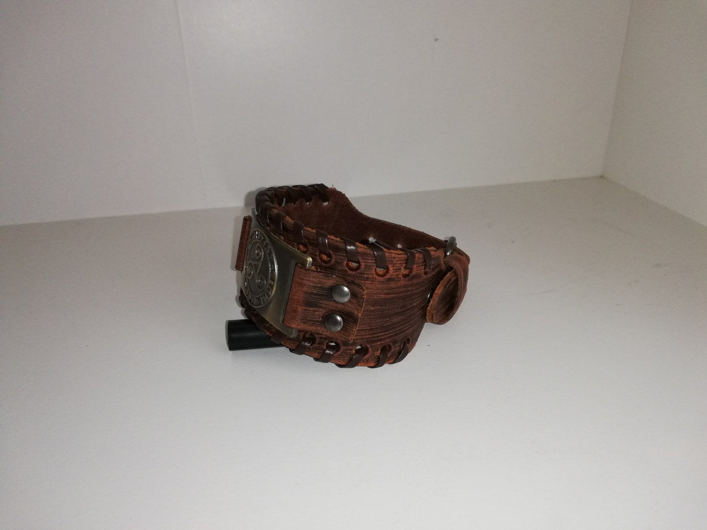 Bruin lederen armband met goudkleurig BDSM logo - SM - speeltjes