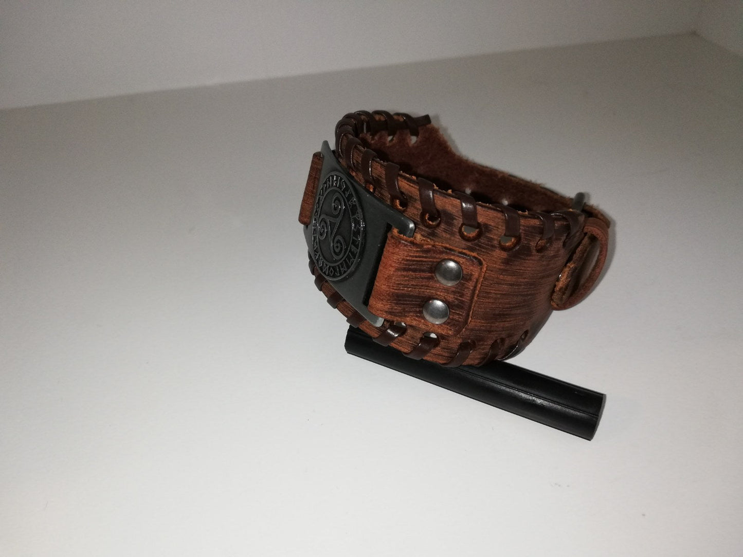 Bruin lederen armband met zilverkleurig BDSM logo - SM - speeltjes