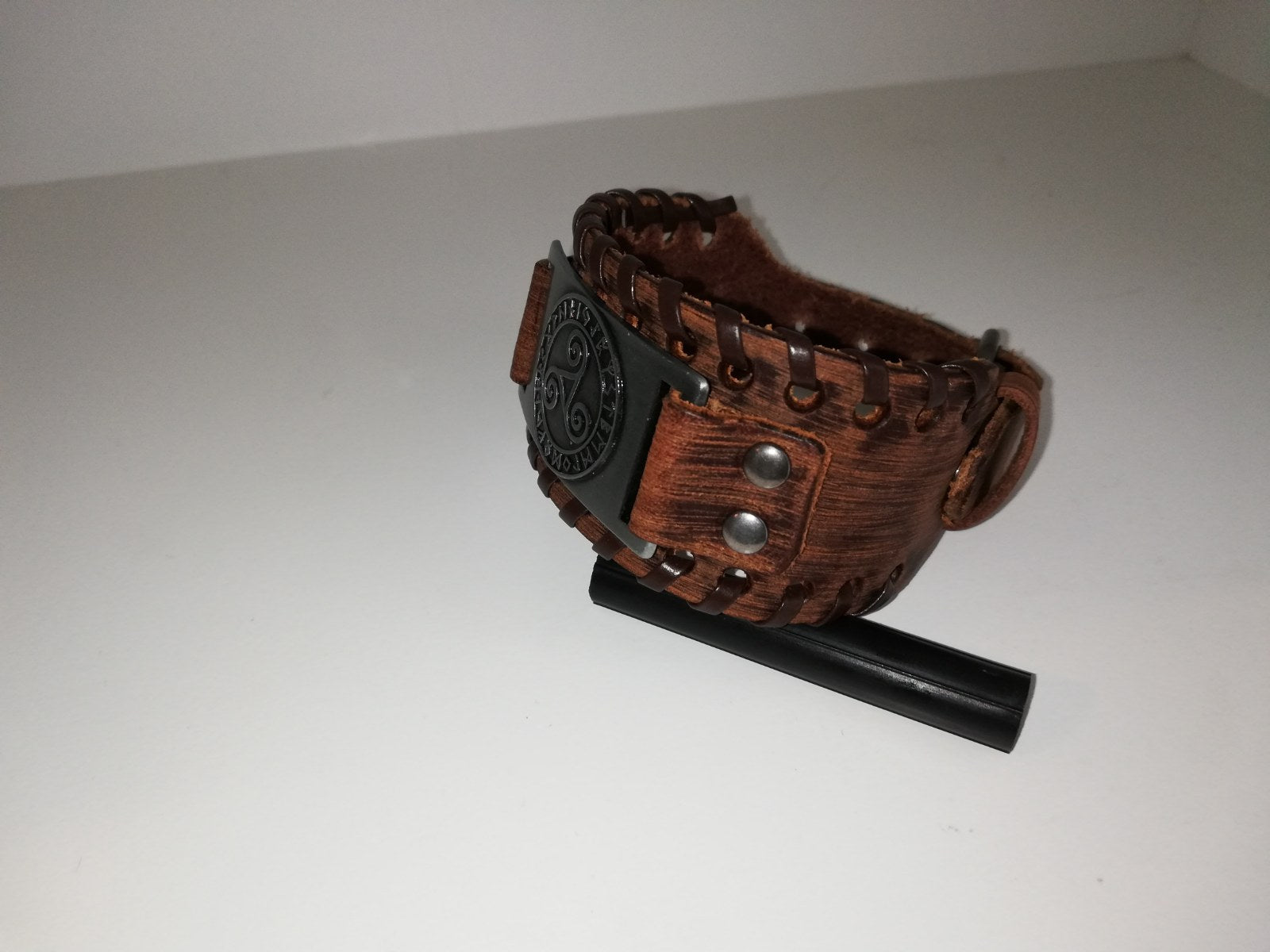 Bruin lederen armband met zilverkleurig BDSM logo - SM - speeltjes