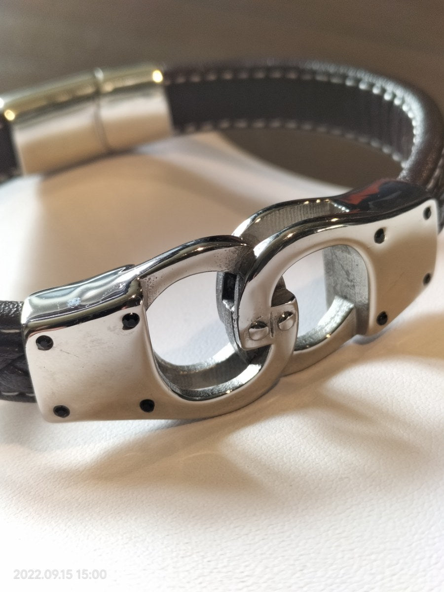 Bruin lederen heren armband met stiksel en zilver handboeien 22 cm - SM - speeltjes
