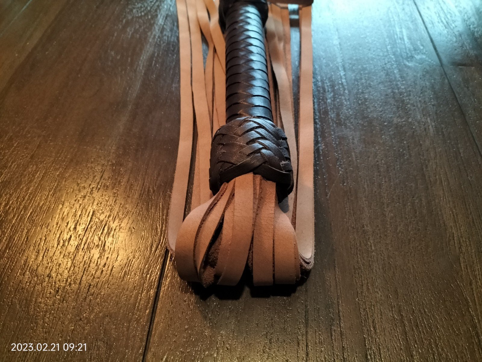leuke-flogger-voor-heel-budget-vriendelijke-prijs-gemaakt-van-dik-kalfsleer-in-cognac-of-zwart-voorzien-van-18-falls-van-47-cm-lang-1