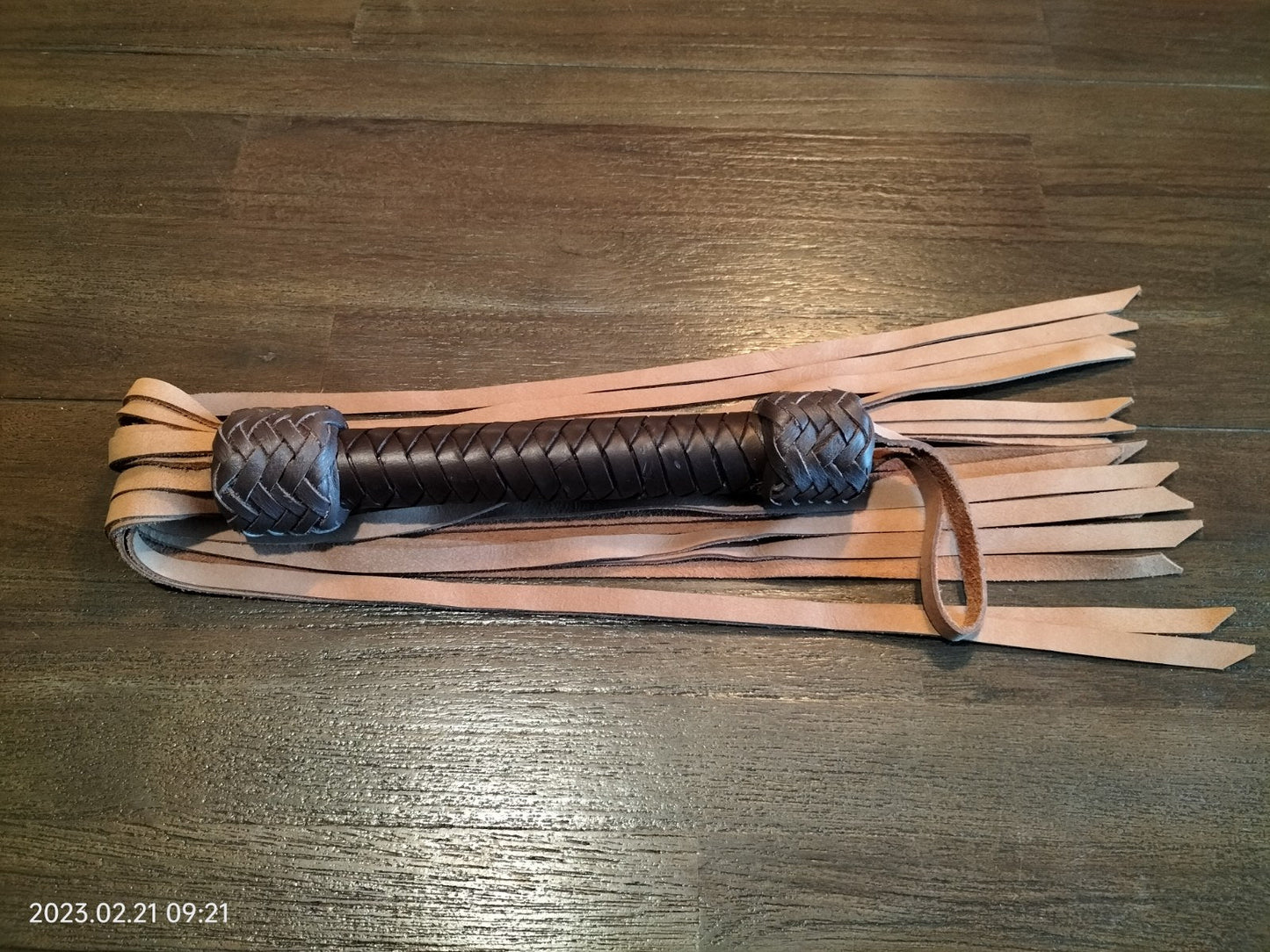 leuke-flogger-voor-heel-budget-vriendelijke-prijs-gemaakt-van-dik-kalfsleer-in-cognac-of-zwart-voorzien-van-18-falls-van-47-cm-lang-15