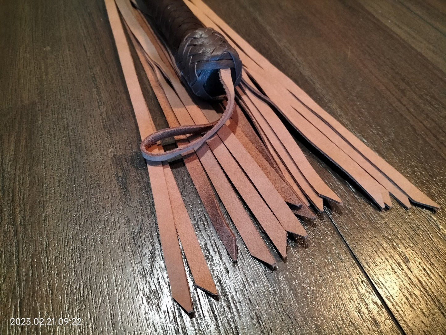 leuke-flogger-voor-heel-budget-vriendelijke-prijs-gemaakt-van-dik-kalfsleer-in-cognac-of-zwart-voorzien-van-18-falls-van-47-cm-lang-13