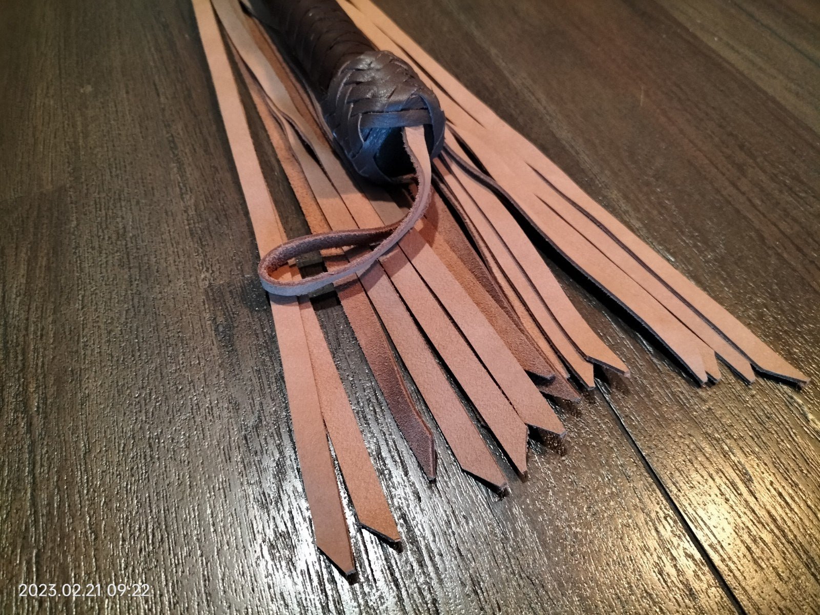 leuke-flogger-voor-heel-budget-vriendelijke-prijs-gemaakt-van-dik-kalfsleer-in-cognac-of-zwart-voorzien-van-18-falls-van-47-cm-lang-13