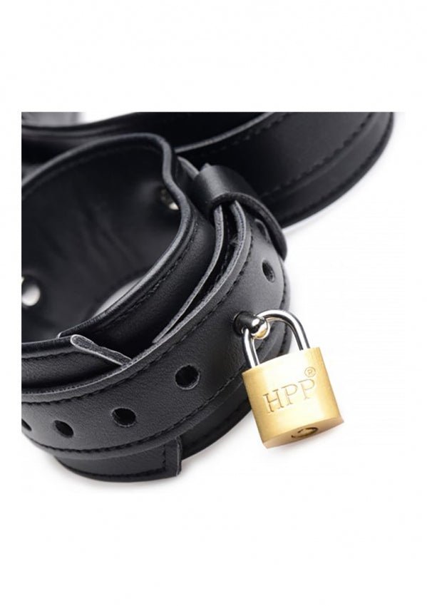 met-deze-sm-bondage-set-in-pu-leer-bind-je-de-dijen-aan-de-polsen-dankzij-de-dijboeien-die-zijn-vast-gemaakt-aan-de-polsboeien