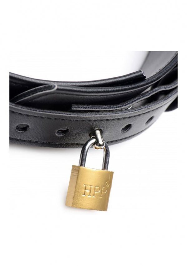 met-deze-sm-bondage-set-in-pu-leer-bind-je-de-dijen-aan-de-polsen-dankzij-de-dijboeien-die-zijn-vast-gemaakt-aan-de-polsboeien