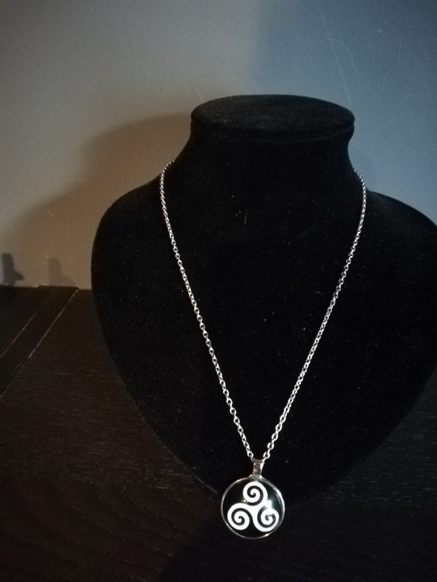 Halsketting zwart wit met BDSM logo - SM - speeltjes