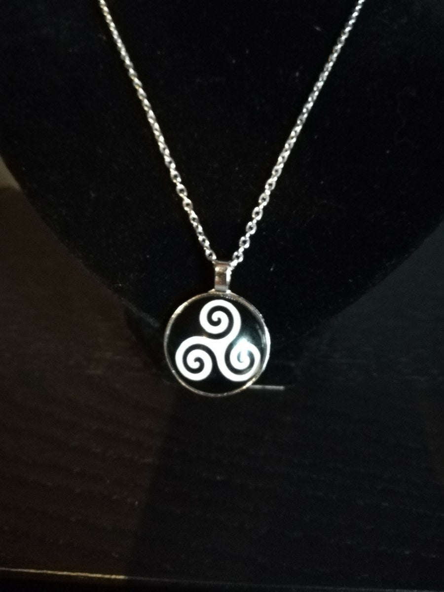 Halsketting zwart wit met BDSM logo - SM - speeltjes