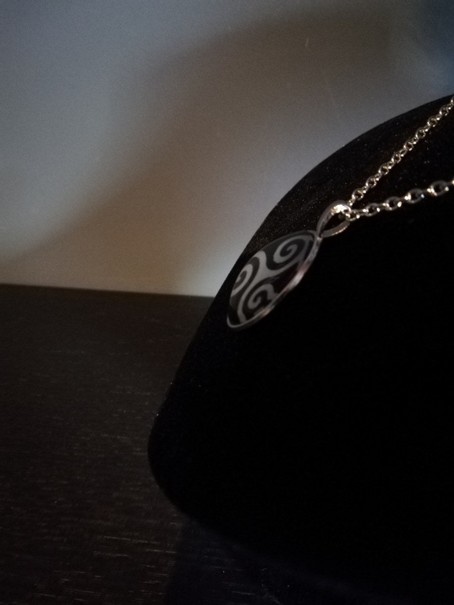 Halsketting zwart wit met BDSM logo - SM - speeltjes