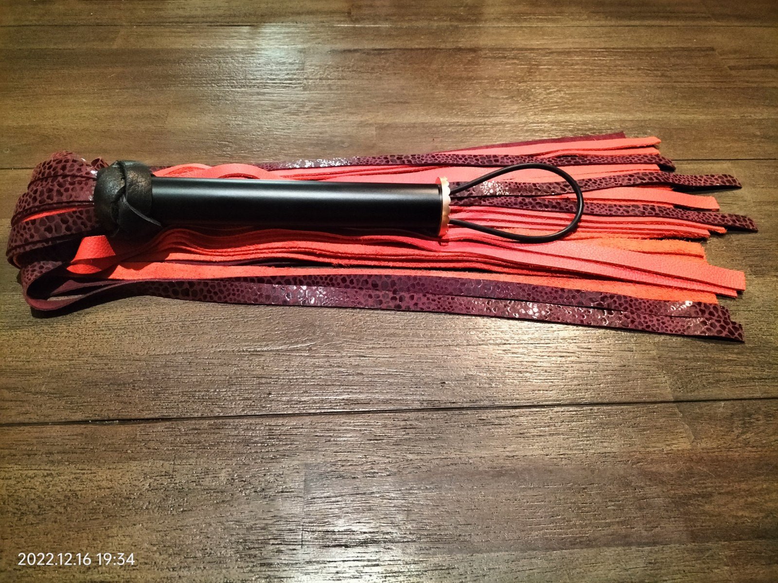 Kalfsleder paars/rood flogger - SM - speeltjes