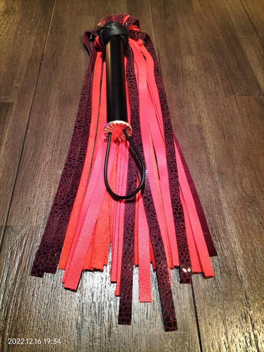 Kalfsleder paars/rood flogger - SM - speeltjes