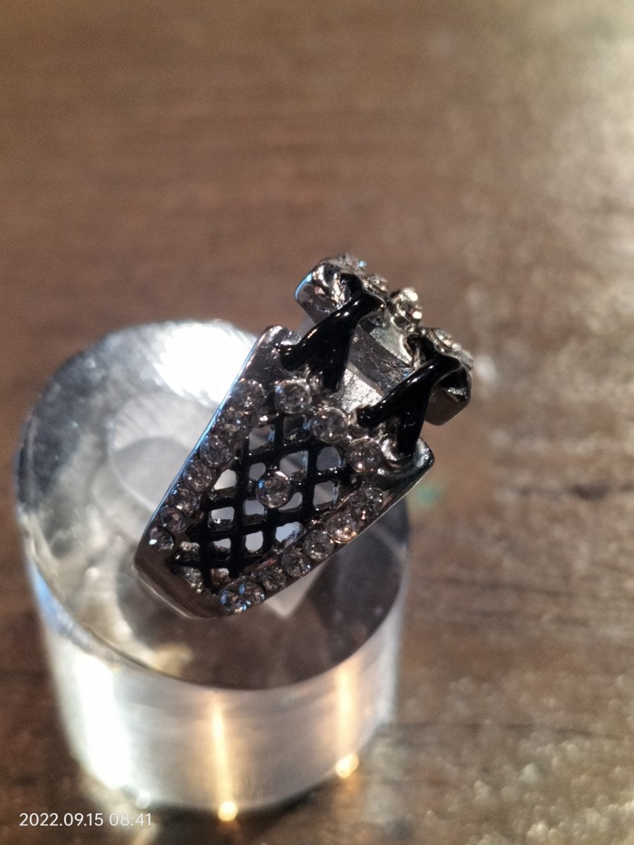 Korset ring zilverkleurig met zwarte accenten (diverse maten) - SM - speeltjes