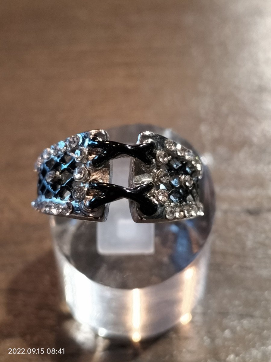 Korset ring zilverkleurig met zwarte accenten (diverse maten) - SM - speeltjes