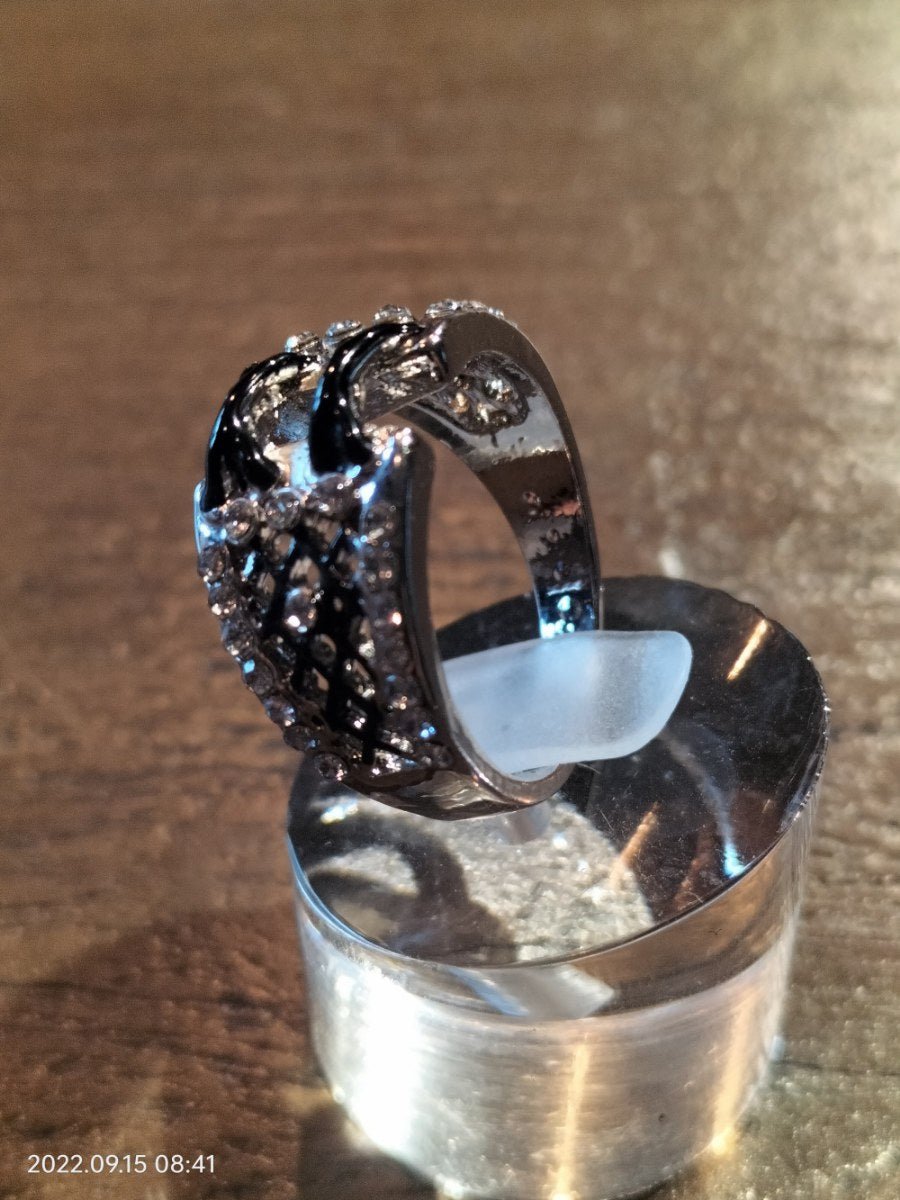 Korset ring zilverkleurig met zwarte accenten (diverse maten) - SM - speeltjes