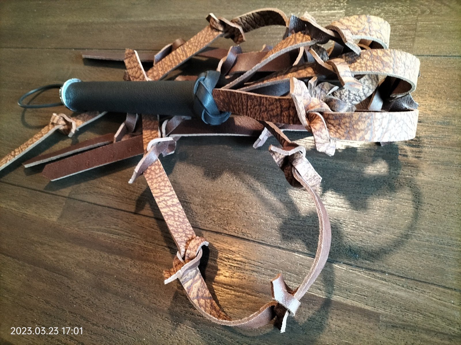 Ruwe prikkeldraad zweep bruin gevlamd - SM - speeltjes