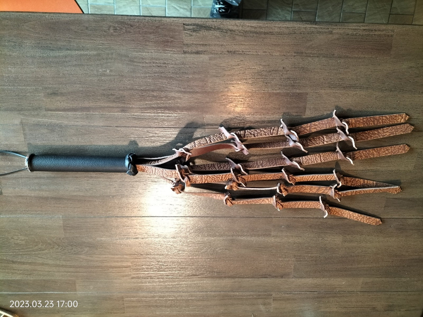 Ruwe prikkeldraad zweep bruin gevlamd - SM - speeltjes