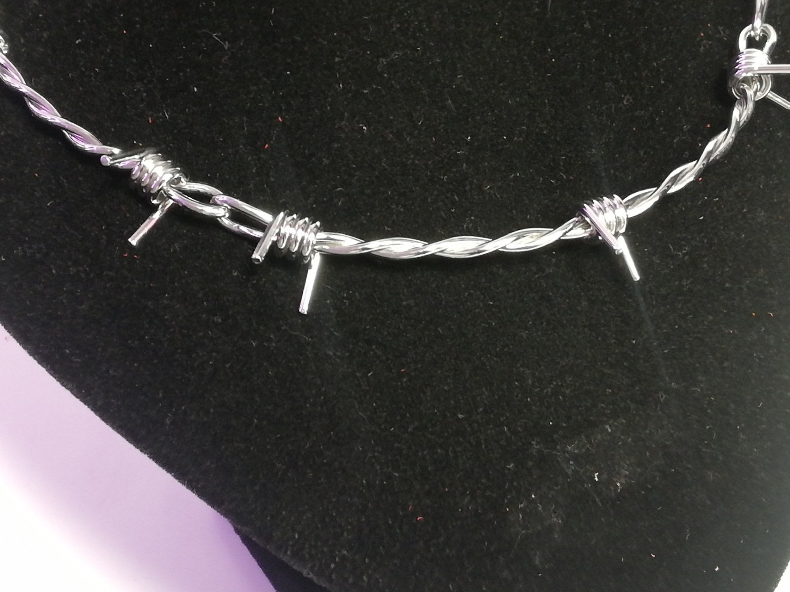 met-deze-prikkeldraad-collar-gemaakt-uit-rvs-draad-heb-je-sowieso-een-uniek-sieraad-om-je-hals-de-prikkeldraad-look-a-like-is-mooi-om-te-zien-maar-is-niet-voorzien-van-scherpe-punten-dus-kan-de-huid-niet-doorprikken-3