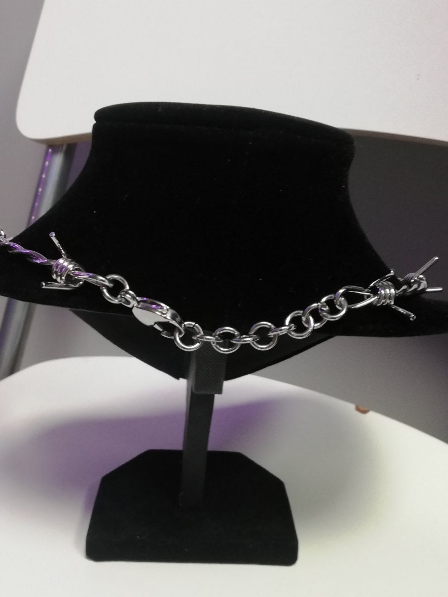 met-deze-prikkeldraad-collar-gemaakt-uit-rvs-draad-heb-je-sowieso-een-uniek-sieraad-om-je-hals-de-prikkeldraad-look-a-like-is-mooi-om-te-zien-maar-is-niet-voorzien-van-scherpe-punten-dus-kan-de-huid-niet-doorprikken-2